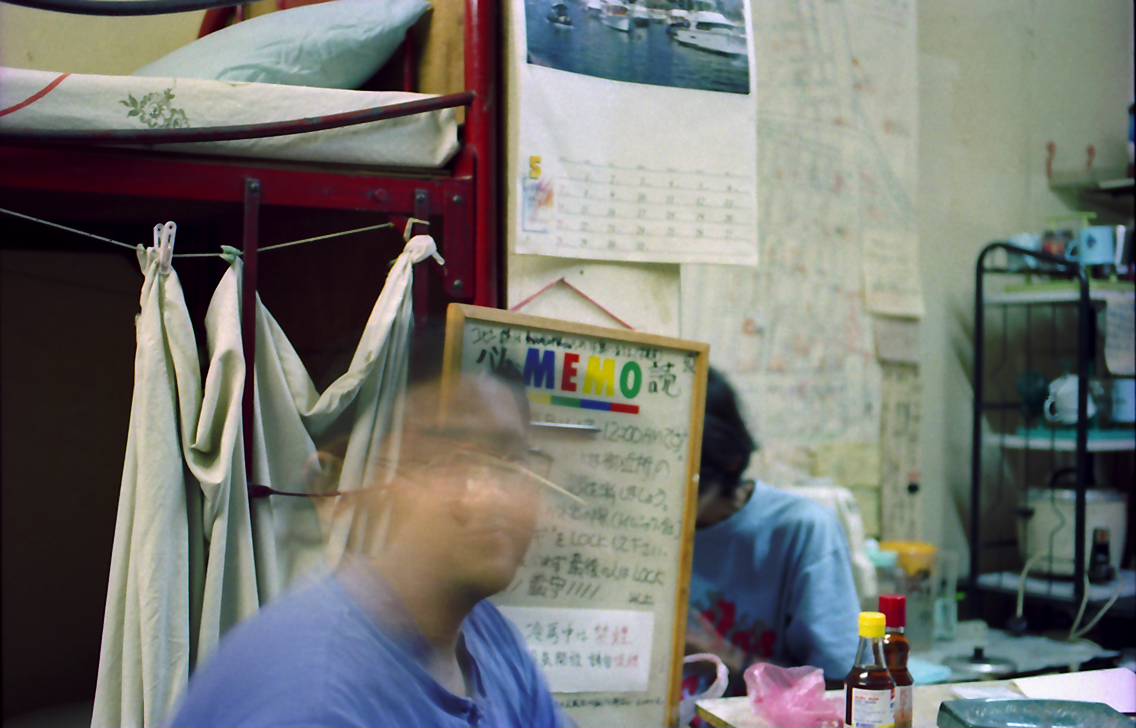 ラッキーゲストハウスの共有スペース。手前がカメラマンの熊さん。後方にMr.ボーン