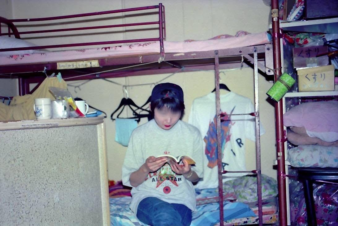 ラッキーのベッドの上で本を読む女性